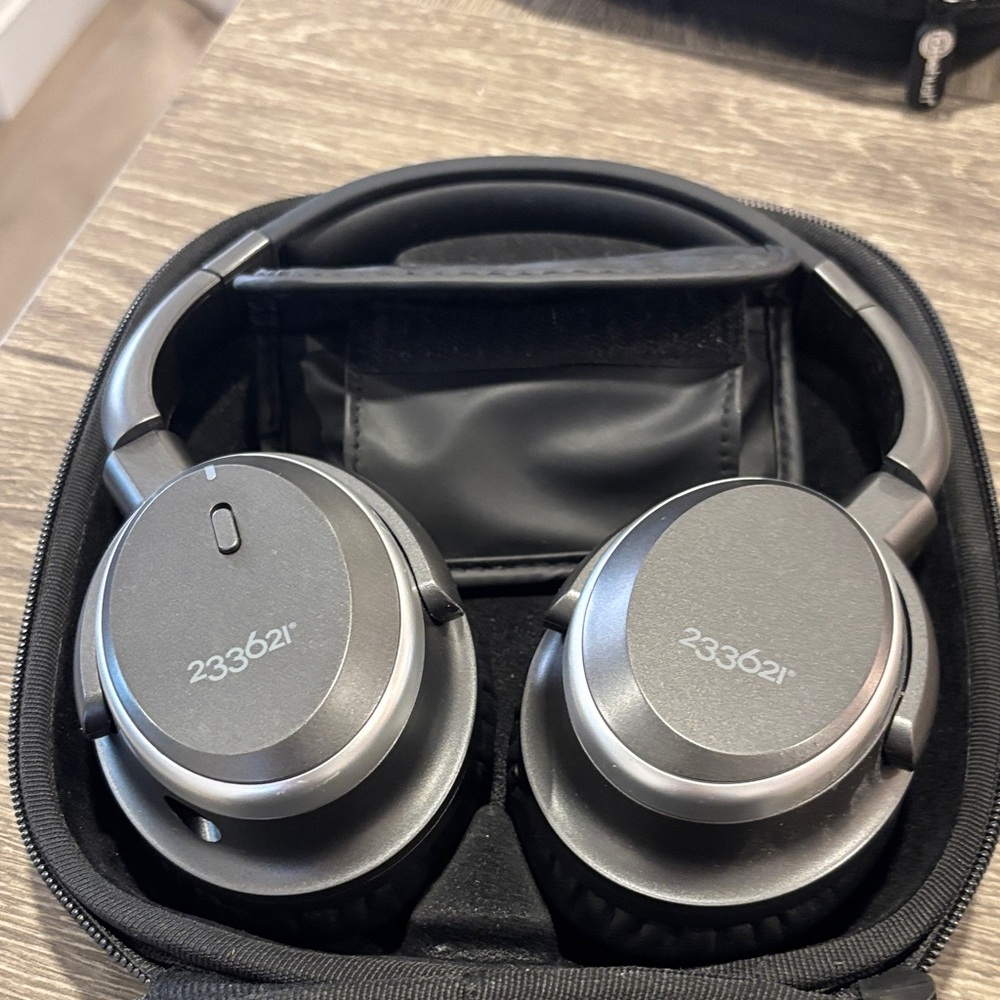 233621 Silver Wireless Headphones with Case - Picture 4 of 5